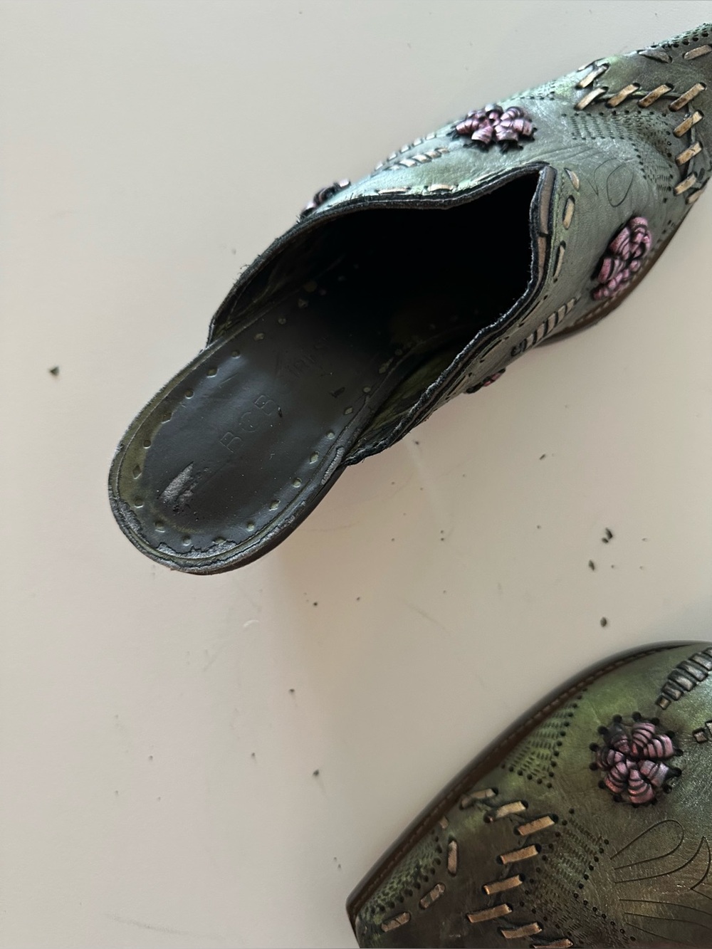 Vintage Y2K BCBGirls Metallic Green Leather Boho Western Mules Cowboy 7
l. - Picture 6 of 7